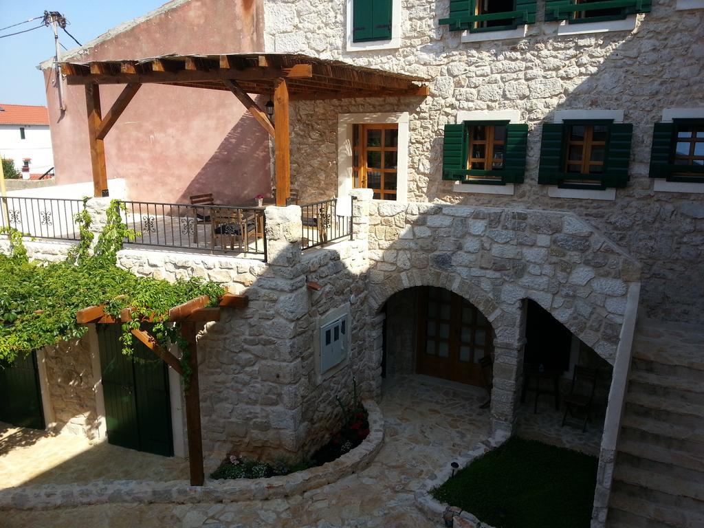 Dvori Svetog Mihaela Apartamento Šibenik Quarto foto
