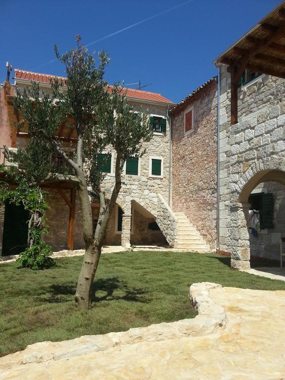 Dvori Svetog Mihaela Apartamento Šibenik Quarto foto