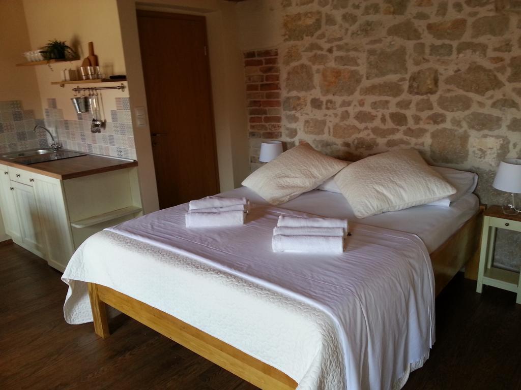 Dvori Svetog Mihaela Apartamento Šibenik Quarto foto
