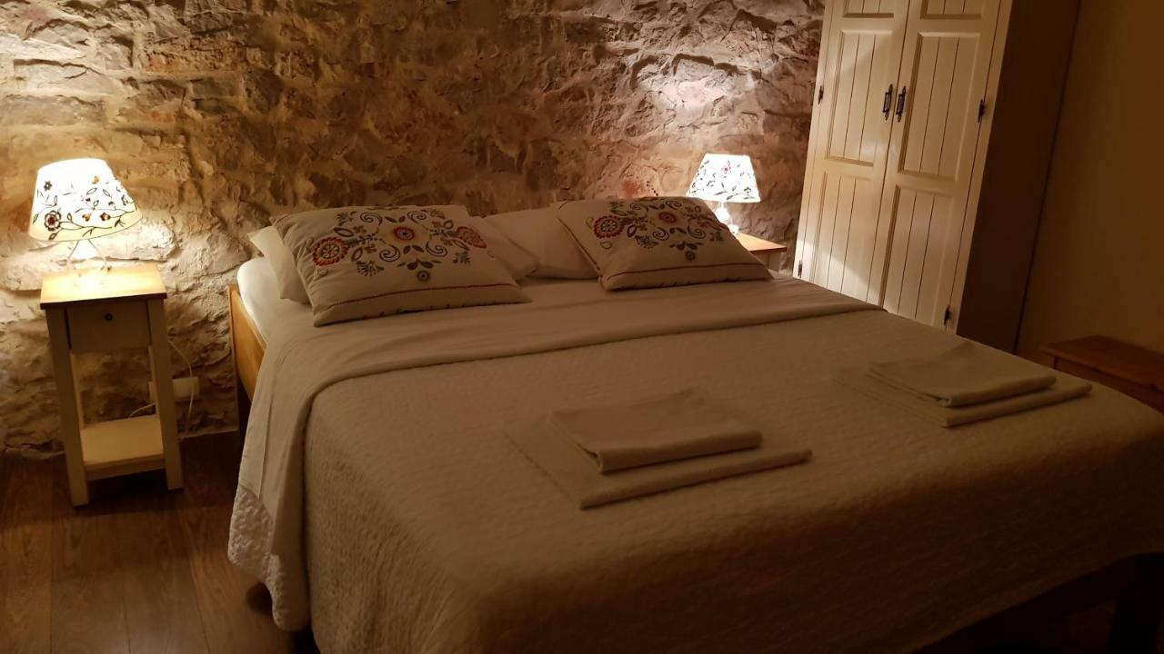 Dvori Svetog Mihaela Apartamento Šibenik Exterior foto