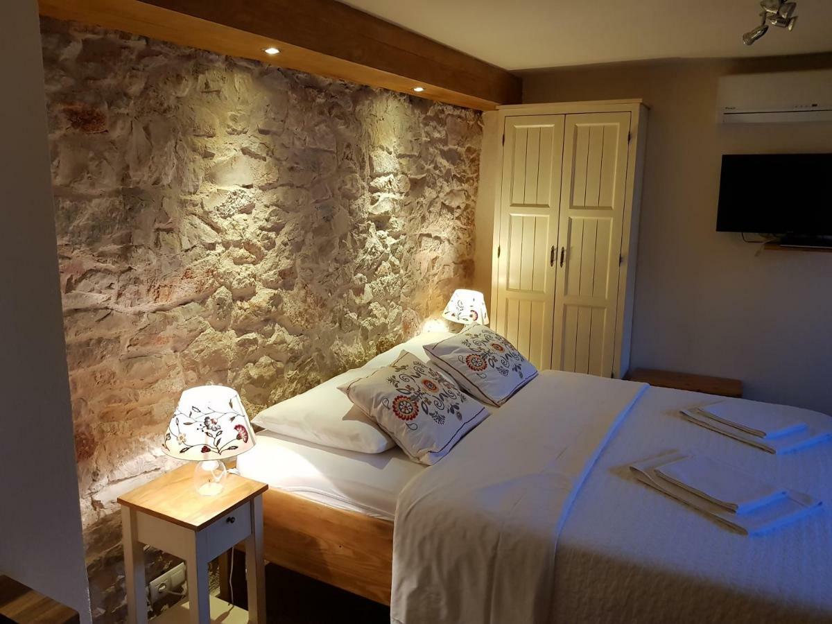 Dvori Svetog Mihaela Apartamento Šibenik Exterior foto